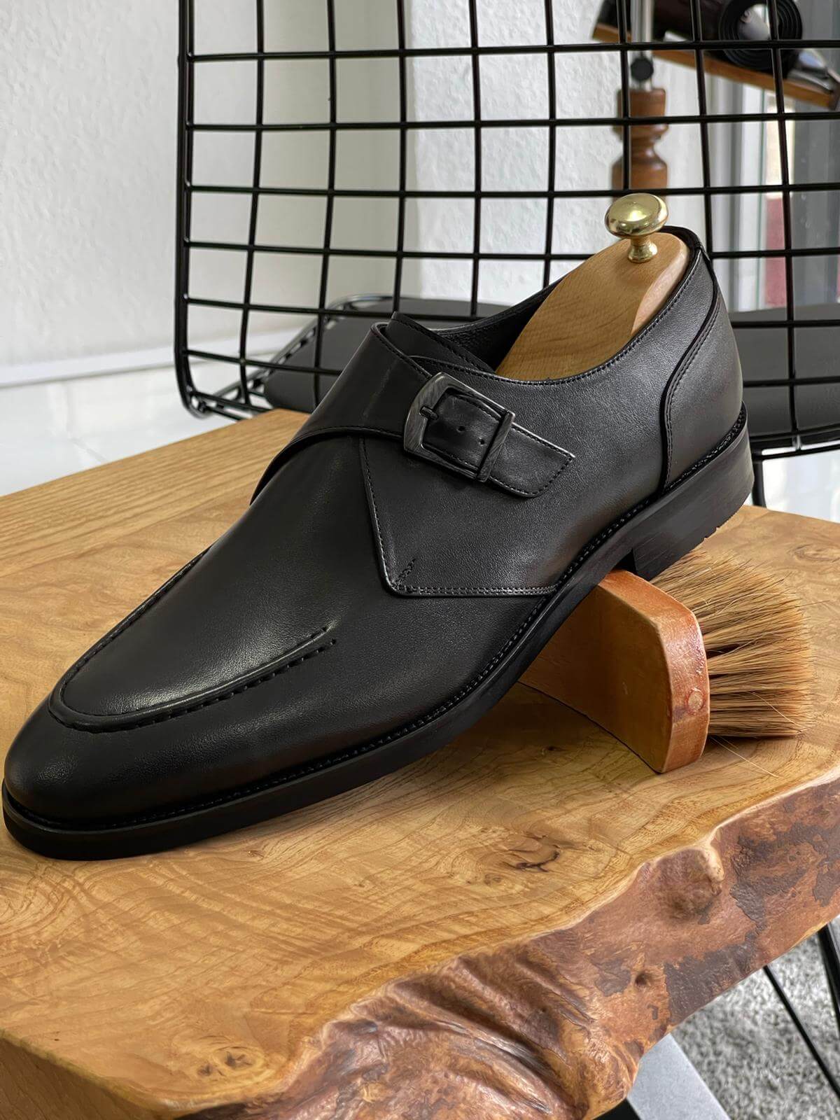 حذاء جلد أسود كلاسيكي للرجال