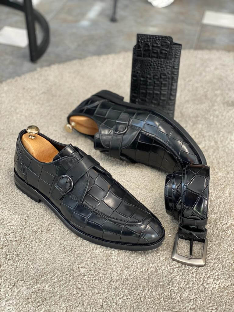 Chaussure noire à boucle navale
