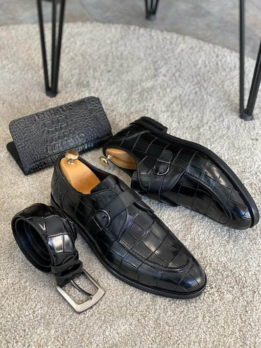 Zapato negro con hebilla naval