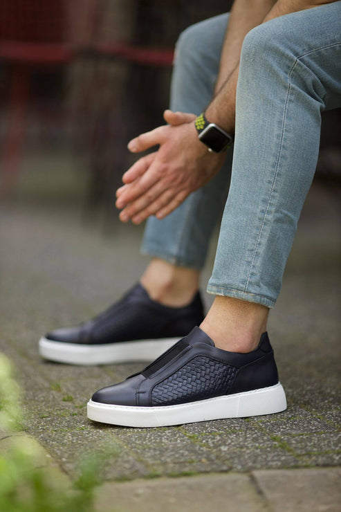 Make a Striking Impression with Navy Blue Sneakers | HolloMen