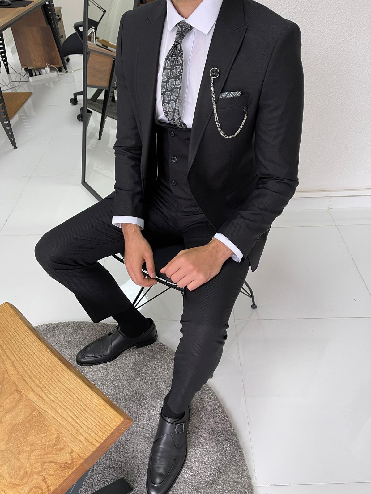 ओसाका ब्लैक पैटर्न वाला सूट