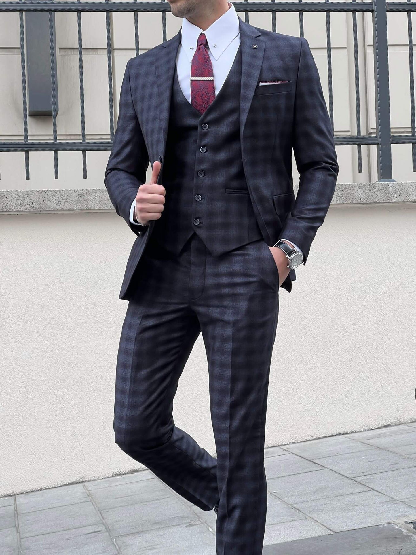 Gemusterter Anzug in Schwarz und Marineblau