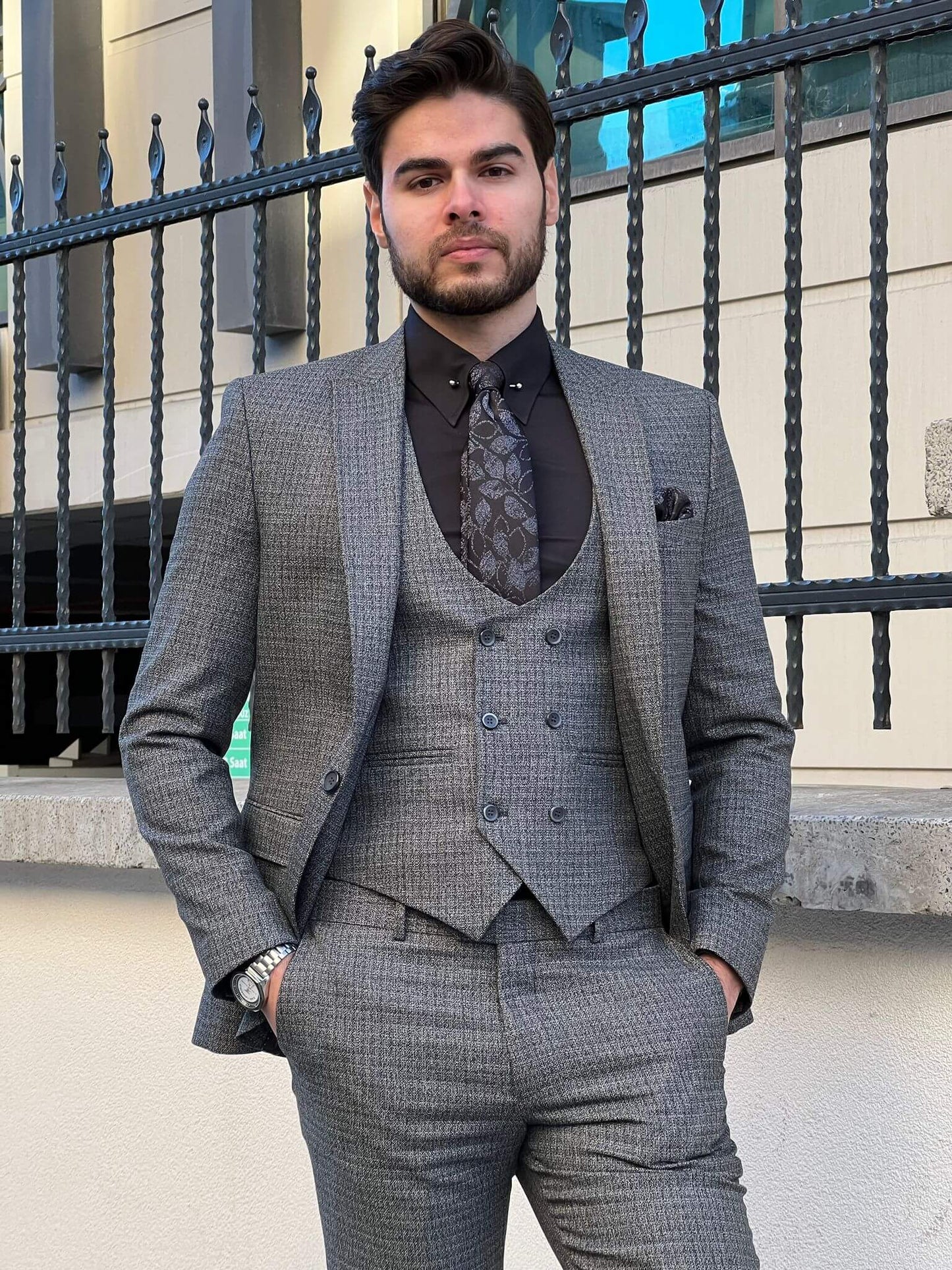 Серый шерстяной костюм с узором