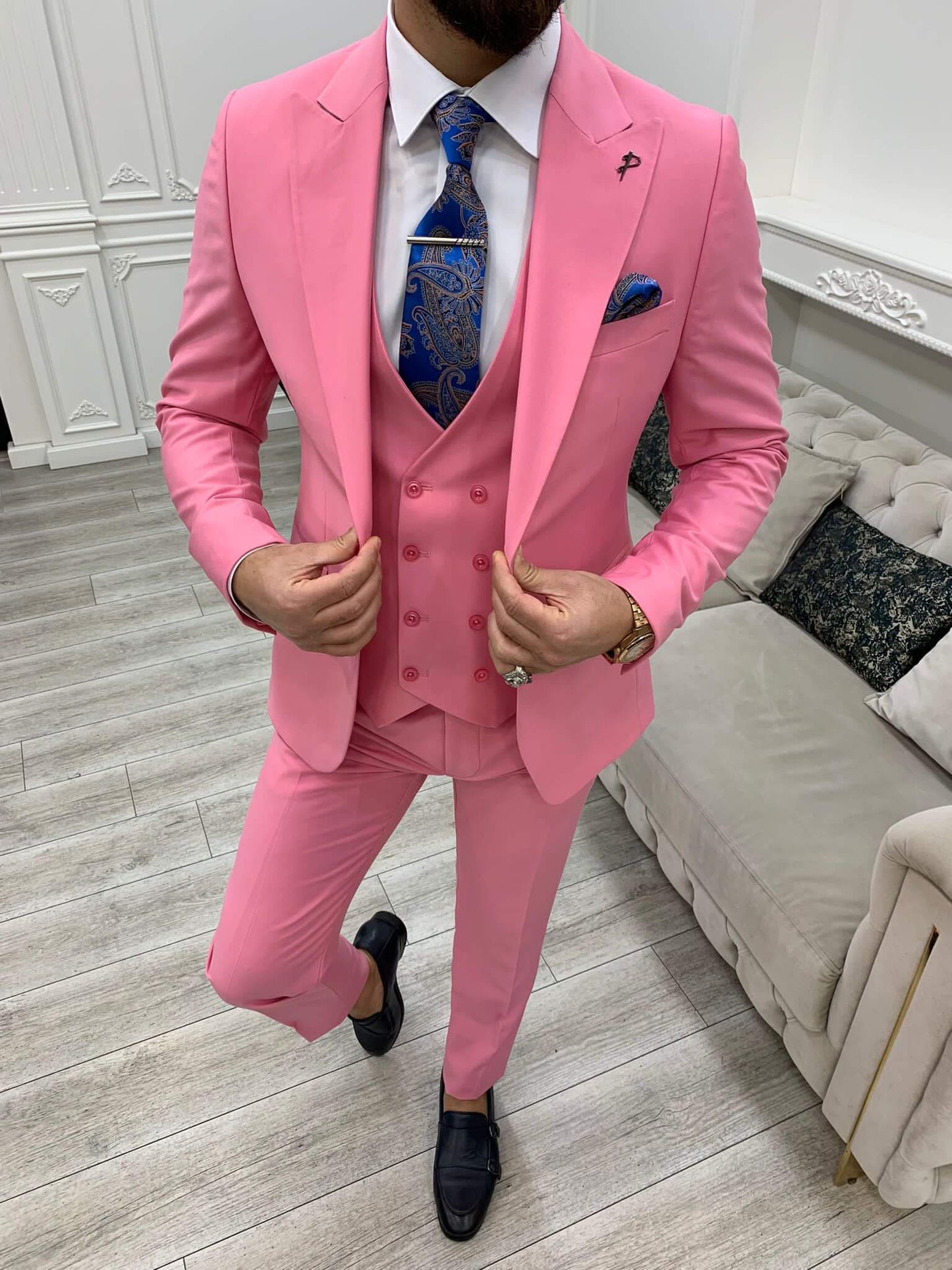 Розовый костюм