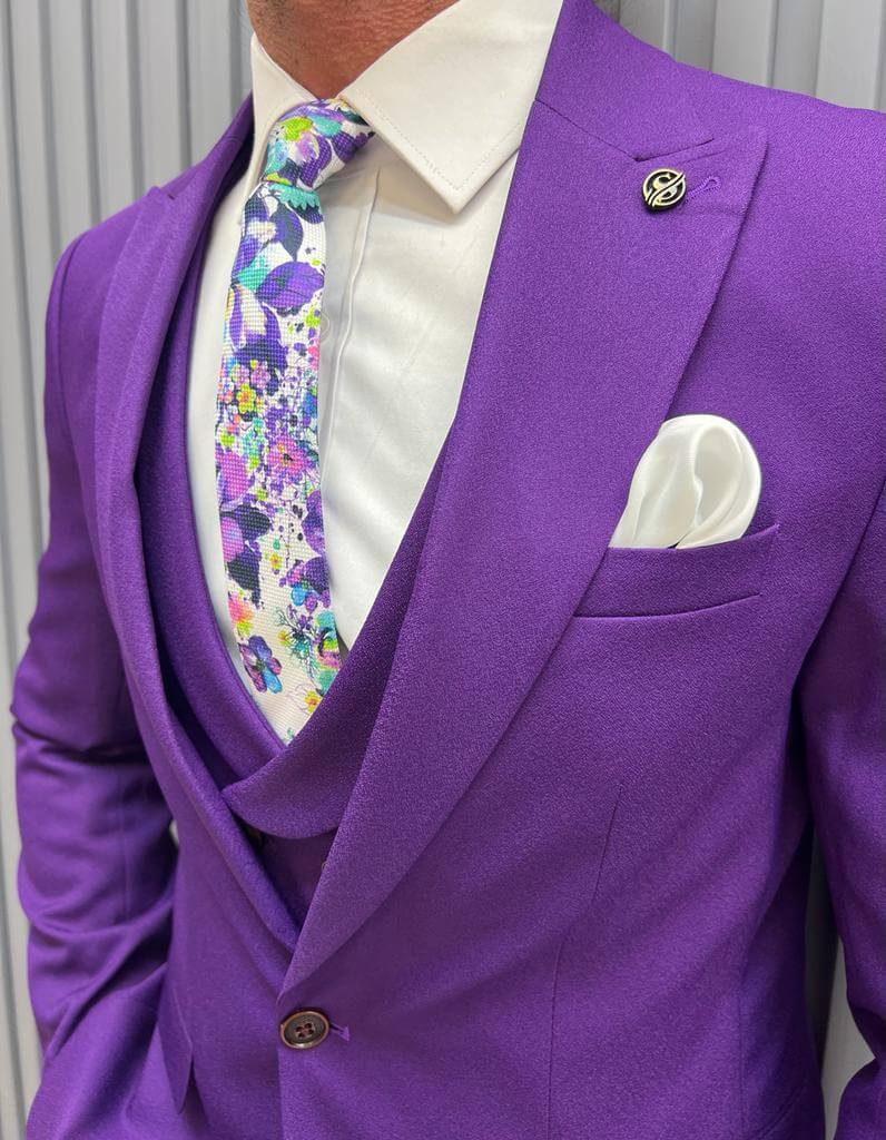 Фиолетовый костюм с одной пуговицей