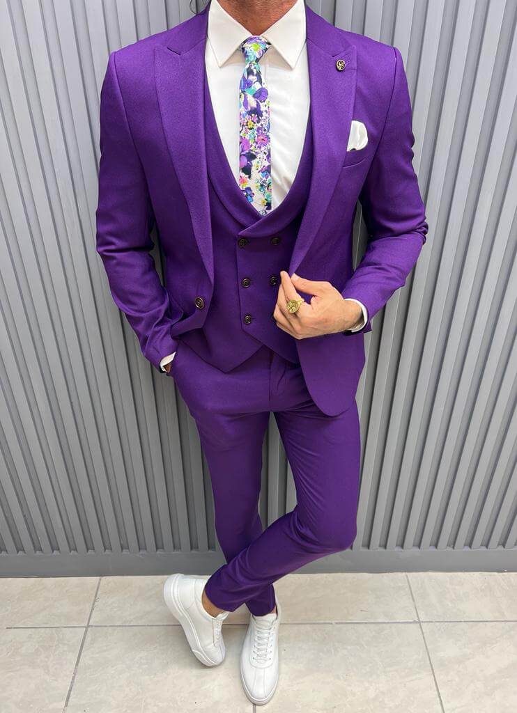 Фиолетовый костюм с одной пуговицей