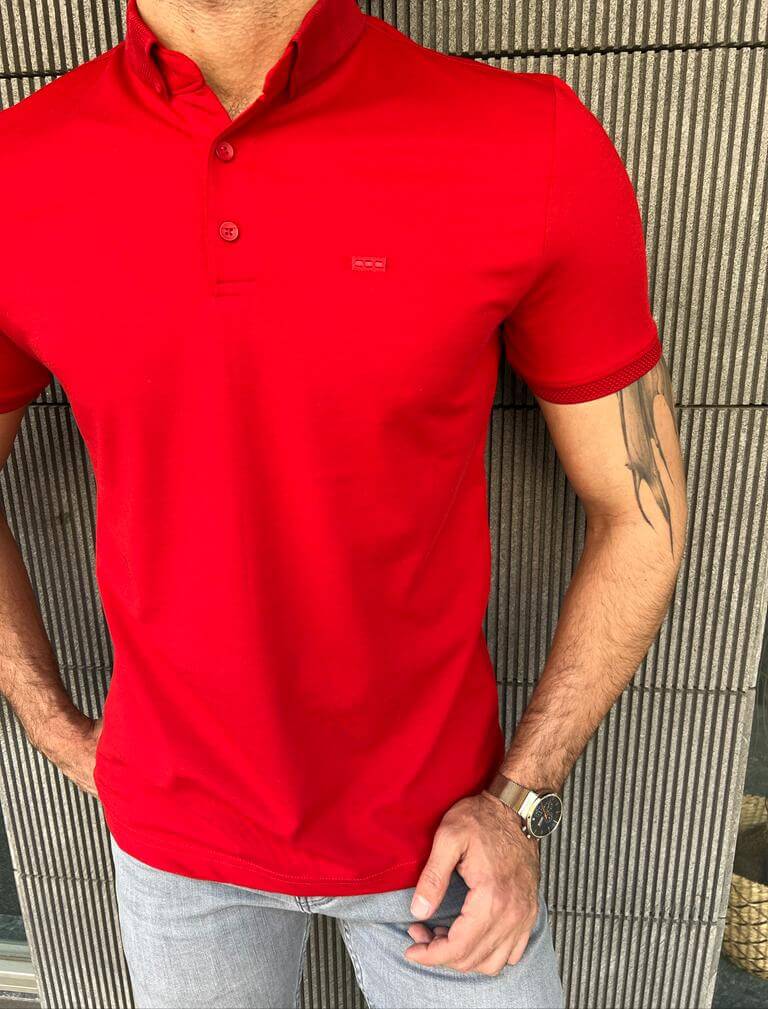 Червона футболка поло