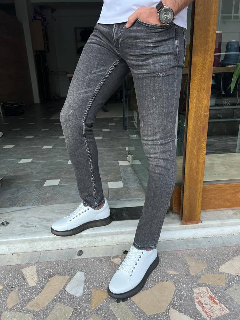 Черные джинсы с рваными деталями