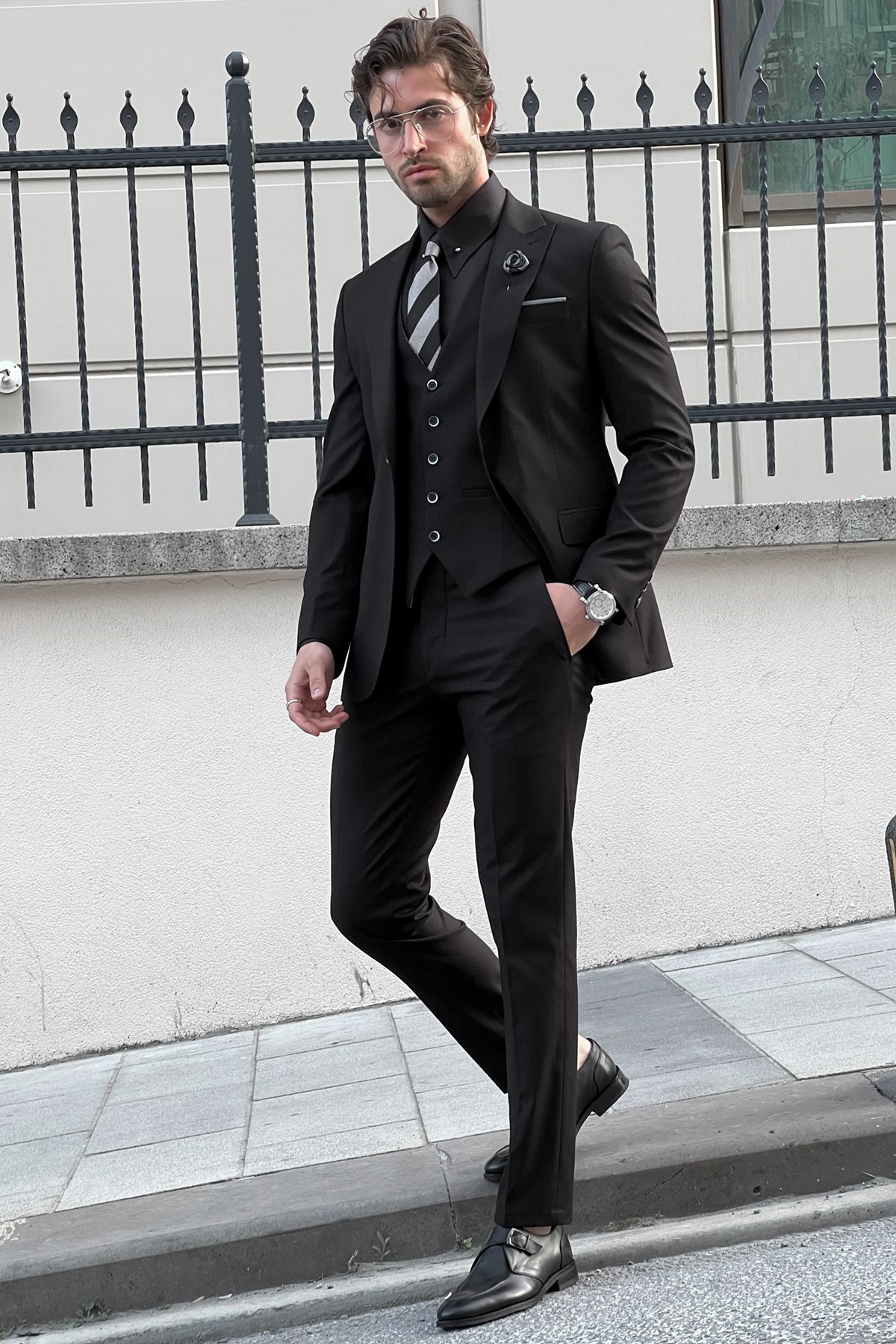 Schmal geschnittener Anzug aus schwarzer Wolle