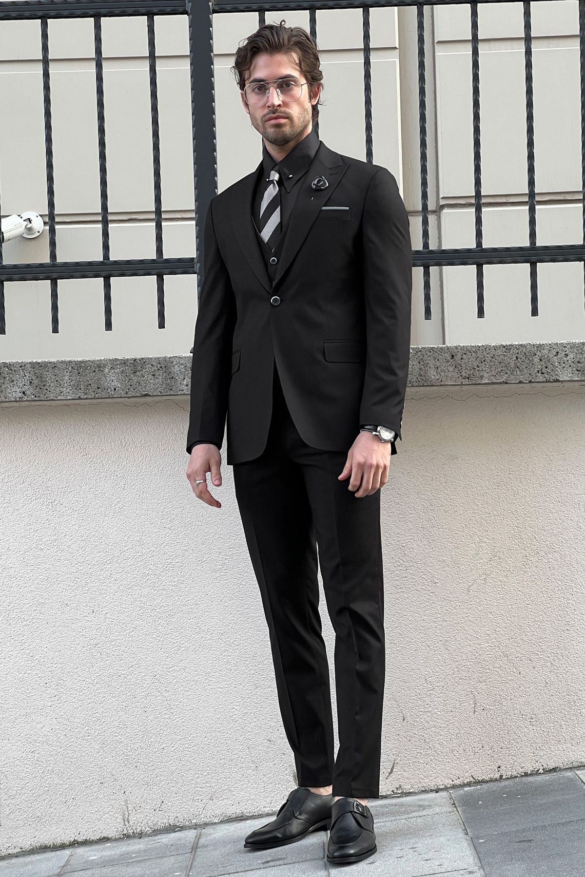 Schmal geschnittener Anzug aus schwarzer Wolle