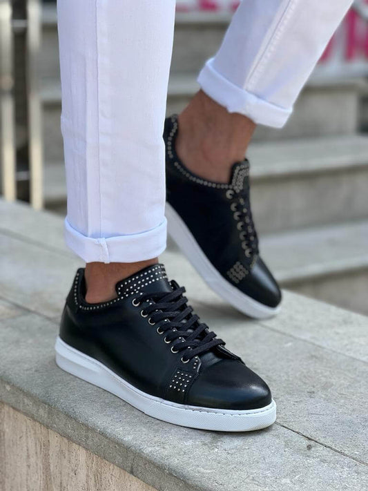 Черные кроссовки на шнуровке со штапелем