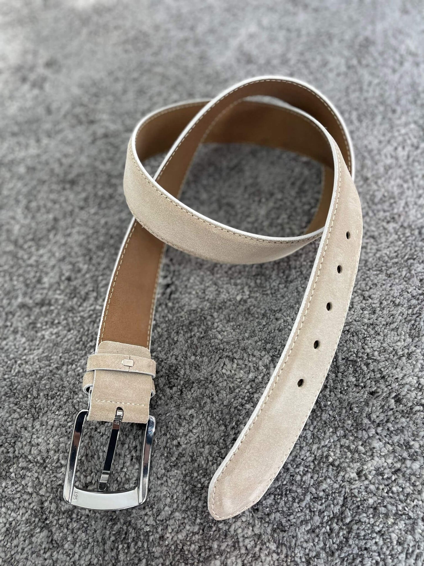 حزام جلد سويدي بإبزيم فولاذي بيج