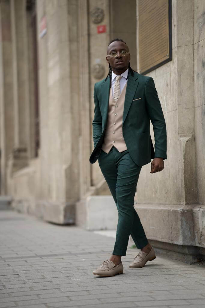 縞模様の緑のスーツ