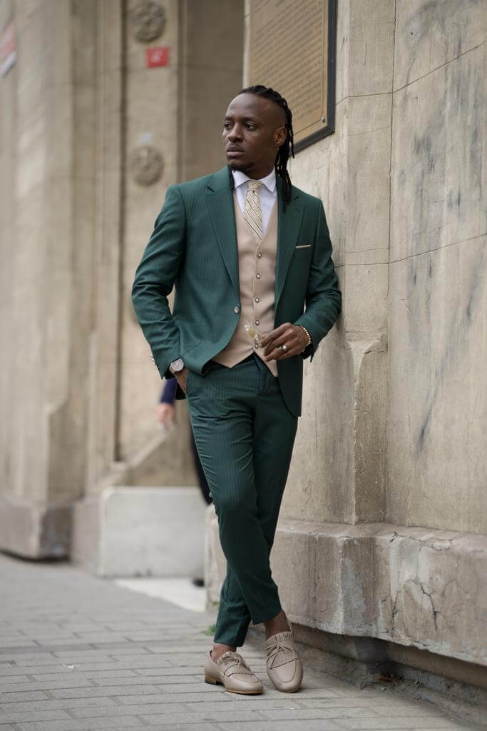 Gestreifter grüner Anzug