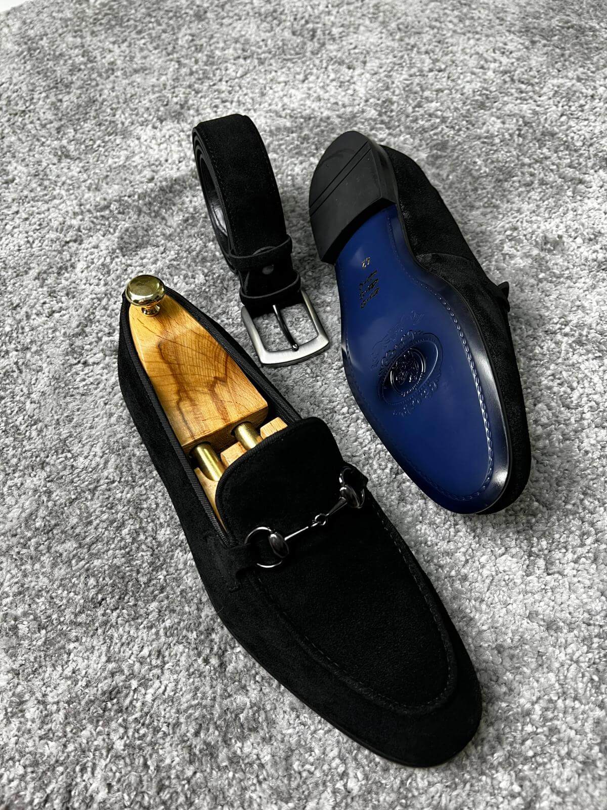 حذاء لوفر أسود من جلد الغزال