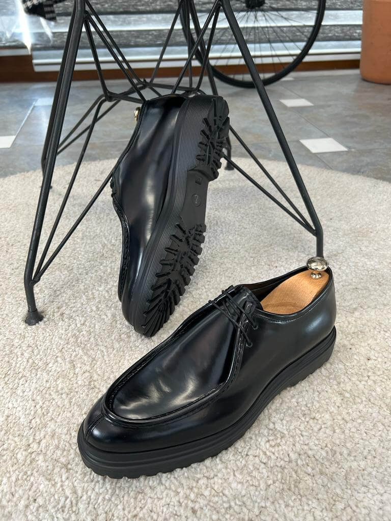 Elegant black leather derby shoes featuring a clean lace-up design and lightweight neo-lite sole, ideal for formal and business wear.
