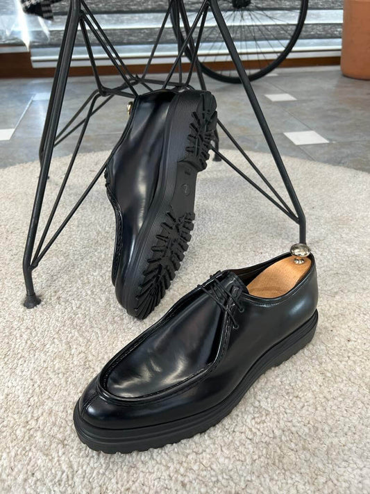 Elegant black leather derby shoes featuring a clean lace-up design and lightweight neo-lite sole, ideal for formal and business wear.