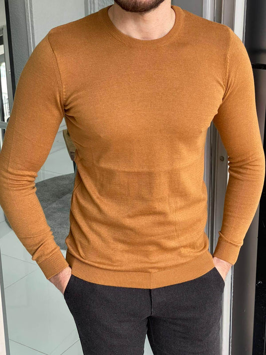  A cozy crewneck sweater in tobacco color, featuring a soft and warm fabric with a relaxed fit.
