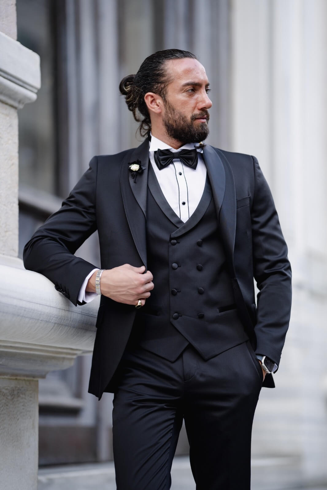 A slim-fit black tuxedo from HolloMen's Fall-Winter collection, featuring a satin collar, single-button jacket, and full formal set – ideal for weddings, galas, and upscale events.