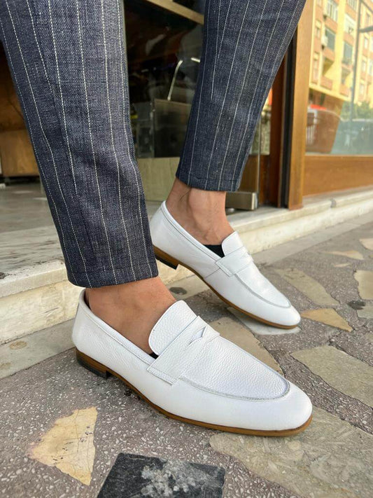 Flat white penny loafers made of 100% leather with a minimal silhouette and neo-lite sole, ideal for spring and summer wear.