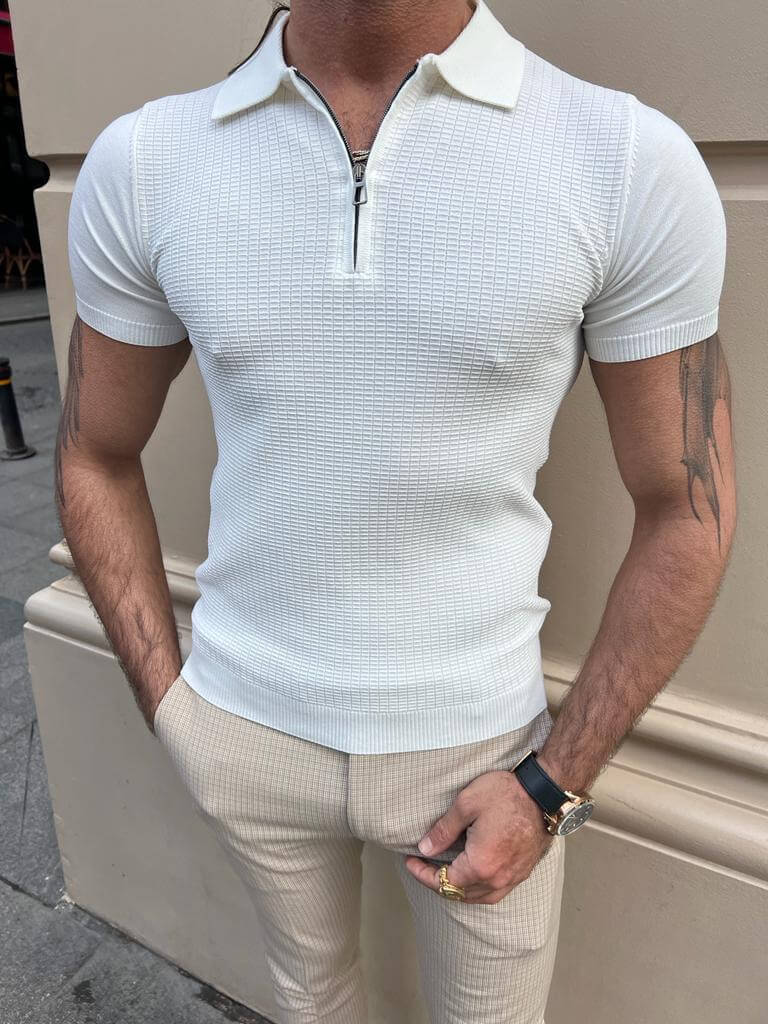 Camiseta polo branca com detalhe de zíper
