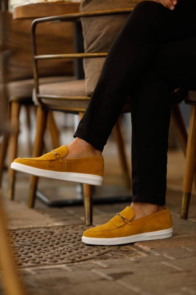 حذاء كاجوال سويدي أصفر اللون
